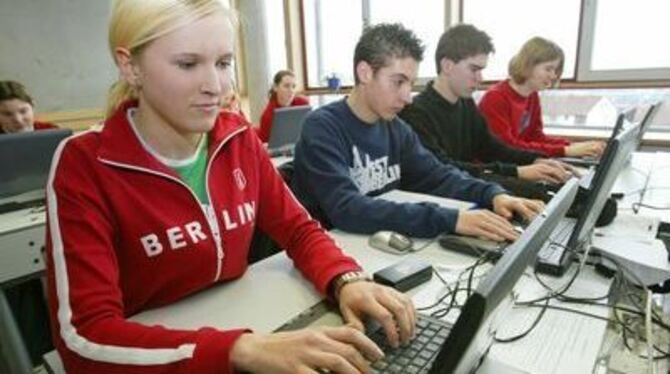 Ein Computer ist für Schüler heute schon fast ein Muss - in der Schule und danach.
FOTO: DPA