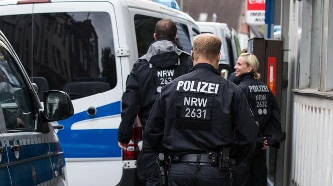 In mehreren Städten Nordrhein-Westfalens sind Razzien angelaufen, die sich offensichtlich gegen Verdächtige mit islamistische