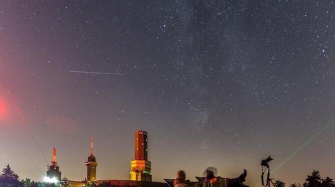 Besucher beobachten auf dem Großen Feldberg im Taunus eine Sternschnuppennacht. Foto: Jan Eifert/Archiv