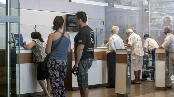 Bank in Athen: Die Griechen bringen wieder mehr Bargeld zur Bank. Foto: Socrates Baltagiannis/Archiv