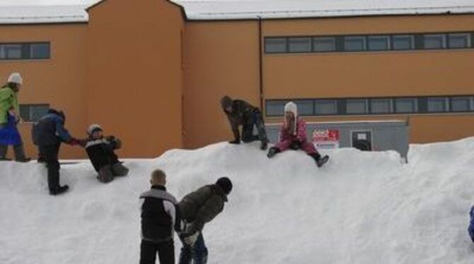 Der außen bereits sanierte A-Bau der Freibühlschule verschwindet beinahe hinter einem Berg von Schnee. Schon im nächsten Winter