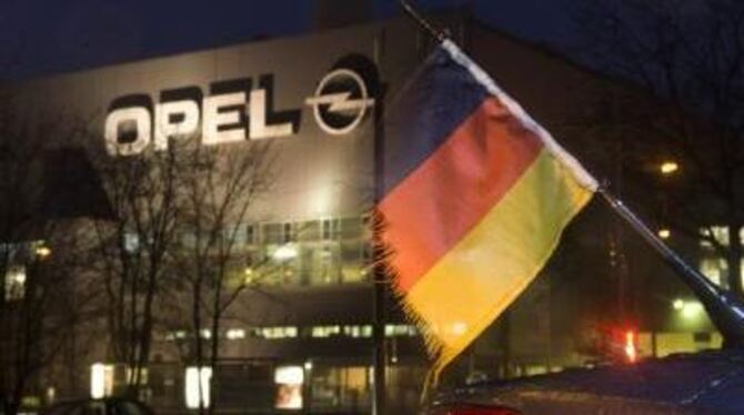 Flagge zeigen vor dem Opel-Werk in Bochum. Die Menschen wollen wissen, wie's weitergeht. FOTO: DPA