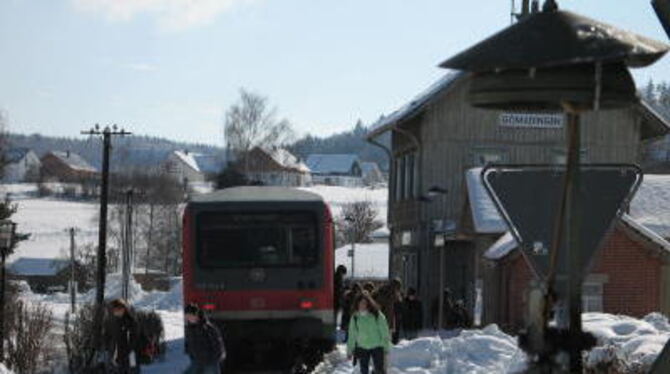 Noch endet der Zug im Schülerverkehr am Bahnhof in Gomadingen. Ab Herbst soll er zumindest bis Offenhausen weiterfahren. Dann wi