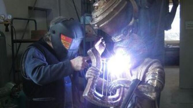 Andreas Futter im Atelier beim Bearbeiten der Bronze-Figur des Minnesängers.  
FOTO: PR
