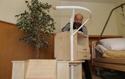 Andreas Utz beim Aufbau der Komfort-Version seiner Umstiegshilfe. An dem Metallrohr (im Bildvordergrund) können sich Rollstuhlfa