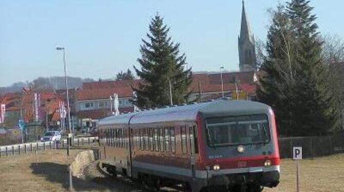 Neue Schranken machen's möglich: Die Schülerzüge zwischen Münsingen und Gomadingen werden sechs Minuten schneller. FOTO: PFISTER