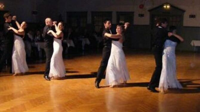 Ein Traum in Weiß und Schwarz: der Auftritt der Tanzschule Timotion beim Valentinsball in der Bad Uracher Festhalle. 
FOTO: BÖRN