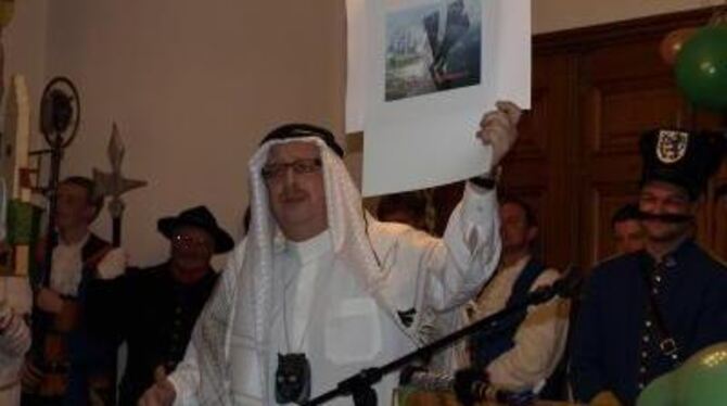 Nicht nur sein Kostüm besorgte Gammertingens Bürgermeister Holger Jerg in Dubai. Er brachte auch exklusive Ideen mit. FOTO: BUTS