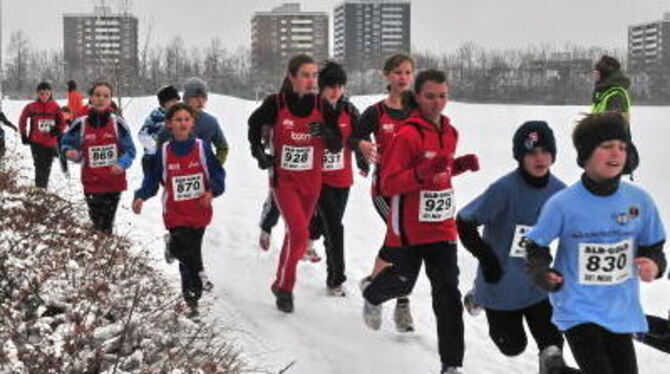 Trotzten tapfer Schnee und Eis: Die Teilnehmer der Winterlauf-Meisterschaften der Schulen drehten voller Elan ihre Runden auf de