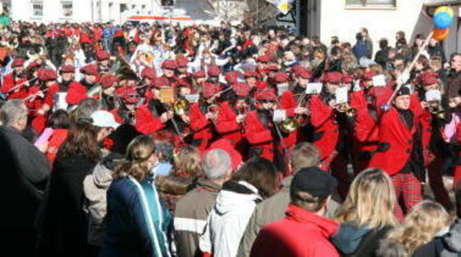 Gewimmel in Oberstetten: Sechstausend Zuschauer drängten sich beim Umzug in Oberstetten am Straßenrand. FOTO: LEIPPERT
