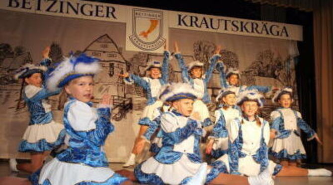 Großer Auftritt der kleinen Gardemädchen bei der Prunksitzung der Krautskräga in der Kemmlerhalle. FOTO: ANSTÄDT