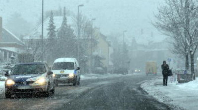 Heftige Schneefälle haben heute im gesamten Kreis für erhebliche Verkehrsbehinderungen gesorgt. GEA-FOTO: MEYER