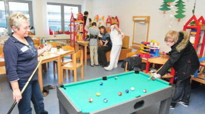 Im Spielzimmer der Kinder- und Jugendmedizin können die Patienten unter fachkundiger Begleitung spielen.  GEA-FOTO: MEYER