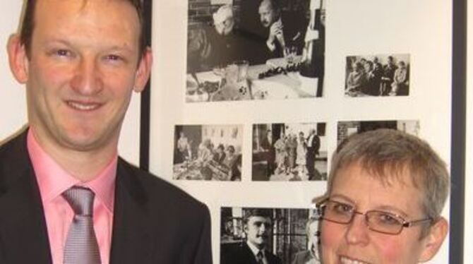 Eningens Bürgermeister Alexander Schweizer und Ricca Grieshaber eröffneten am Mittwoch die Foto-Ausstellung zum 100. Geburtstag