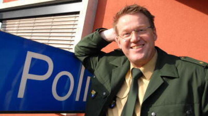 Heiko Kächele, der neue Leiter des Polizeireviers in Metzingen, zeigt Begeisterung für seinen Beruf. GEA-FOTO: PACHER