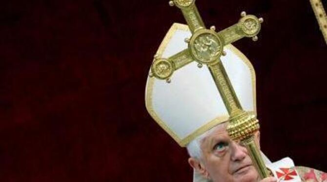 Papst Benedikt XVI. (Archivfoto) hat eine weitere Personalentscheidung getroffen, die massive Kritik hervorruft. FOTO: DPA