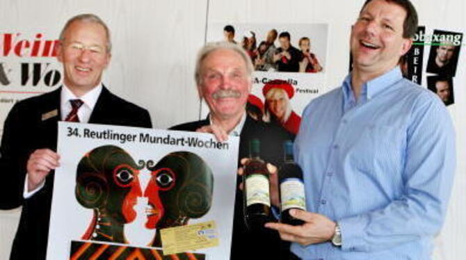 Gastgeber Josef Schuler (links, Volksbank) und Wilhelm König, Weinexperte Thomas Jud (rechts): Es ist angerichtet. GEA-FOTO: HD