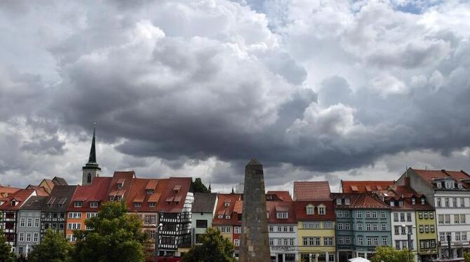 Wolken ziehen über die Erfurter Altstadt am Domplatz: Ein stabiles Sommerhoch ist auch in der kommenden Woche nicht zu erwart