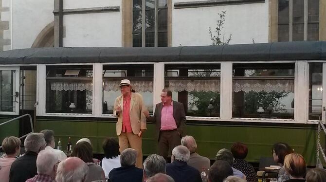 Kunstgenuss vor der Straßenbahn in Pfullingen: Uwe Zellmer (links), und Bernhard Hurm präsentieren ihr Programm »Das Beste aus 25 Jahren«. FOTO: WOLF