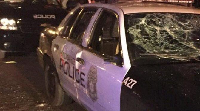 Polizeiwagen mit eingeschlagener Windschutzscheibe: In Milwaukee hatte es schwere Krawalle gegeben. Foto: Milwaukee Police De