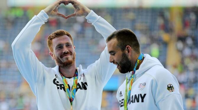 Riesengroßer Stolz bei Diskus-Olympiasieger Christoph Harting (links) und Bronzemedaillengewinner Daniel Jasinski.