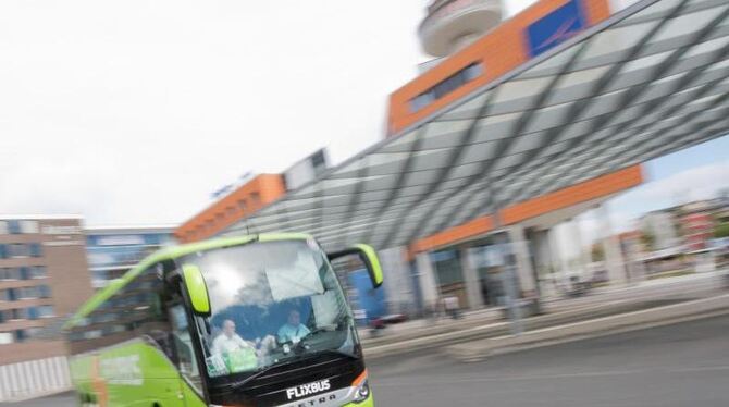Ein Fernbus des Unternehmens FlixBus fährt in Hannover. Foto: Julian Stratenschulte/Archiv
