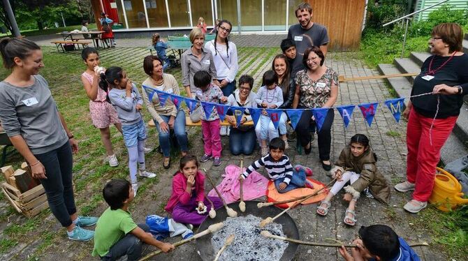 Soroptimistinnen, Pfadis, ehrenamtliche Helfer, Asylpfarrerin Ines Fischer (Mitte) und viele glückliche Flüchtlingskinder beim F
