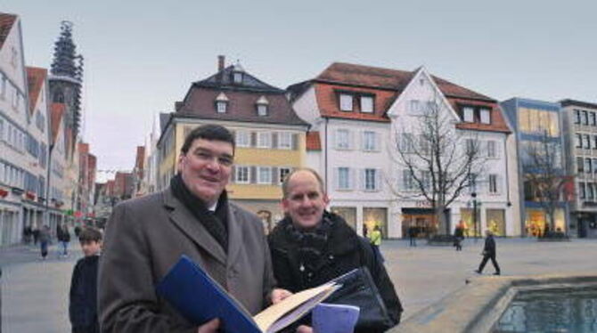Nehmen die Einkaufsstadt Reutlingen unter die Lupe: die Gutachter Dr. Eberhard Stegner (links) und Udo Radtke. FOTO: TRINKHAUS