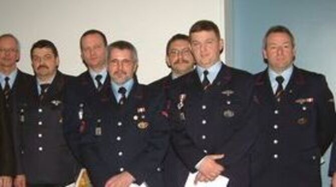 Bürgermeister Rudolf Heß (links) und Kommandant Wolfram Auch (rechts) ehrten auf der Jahresversammlung mehrere aktive Feuerwehr-