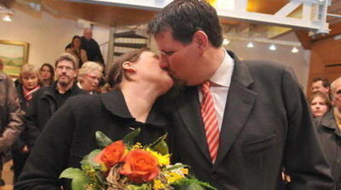 Ein glücklicher Ulrich Fiedler küßt seine Daniela, die jetzt Frau Oberbürgermeisterin ist. GEA-FOTO: TRINKHAUS