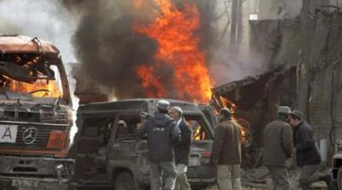 Ein brennendes Fahrzeug nach dem Anschlag auf die deutsche Botschaft in Kabul im Januar dieses Jahres. ARCHVFOTO: DPA