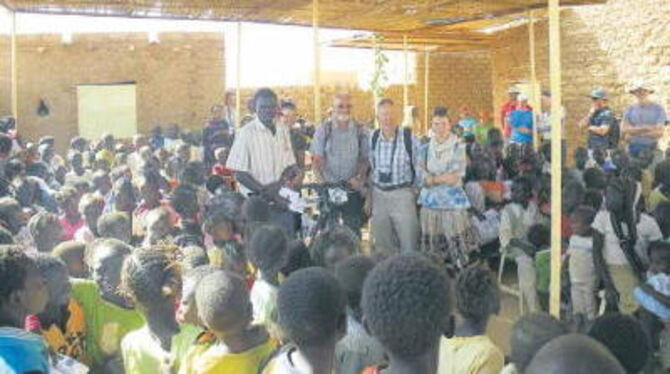 Bewegender Empfang der Afrika-Radler im Flüchtlingslager Gabarona.  FOTO: PR