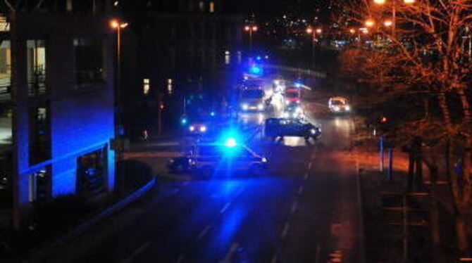 Gespenstische Szenen in Tübingen nachdem ein Fahrzeug auf der Reutlinger Straße giftige Ladung verloren hat. GEA-FOTO: JÜRGEN ME