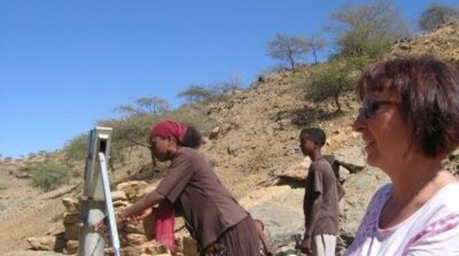 Die Kirchentellinsfurter Lehrerin Dorothea Graf (rechts) engagiert sich seit Jahren dafür, dass in den Dörfern Eritreas Brunnen