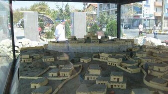 Palast und unspektakulär locker bebaute Unterstadt: Troia-Modell in der westtürkischen Provinzhauptstadt Canakkale. 
FOTO: KUNZE
