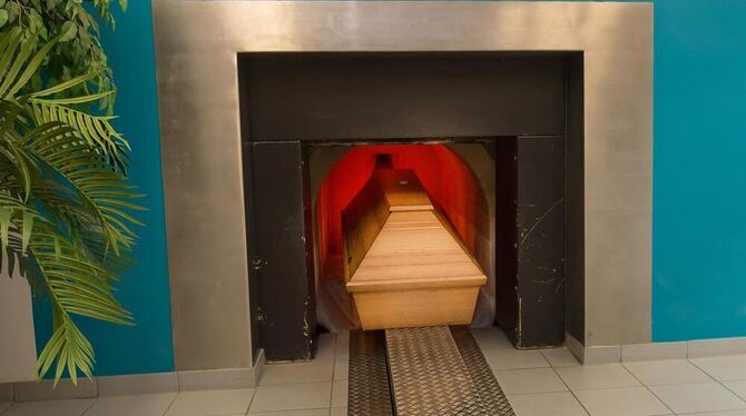 Im Einfahrraum fährt der Sarg mit dem Leichnam automatisch in den Ofen. In einem dreistufigen Prozess wird der Leib nebst Sarg v