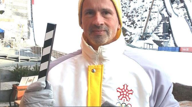 Rainer Köhler mit Filmklappe vor der Oberstdorfer Sprungschanze. FOTO: PRIVAT