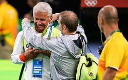 Keine einfache, aber eine sehr erfolgreiche Beziehung: Fabian Hambüchen hängt seinem Vater Wolfgang nach der Siegerehrung die  G