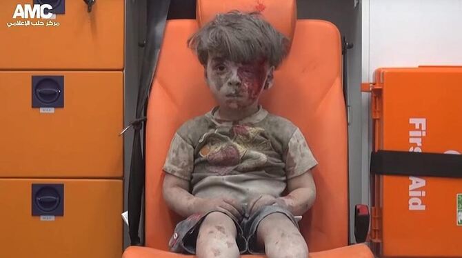 Der Videograp aus einem Handout Video der syrischen Aktivistengruppe Aleppo Media Center (AMC) zeigt einen vierjährigen Jungen,