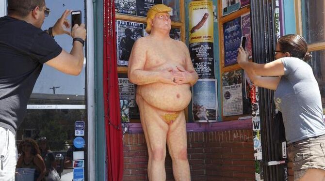 Die Aktivistengruppe Indecline hat die nackte Trump-Skulptur an öffentlichen Plätzen in San Francisco, New York, Los Angeles,