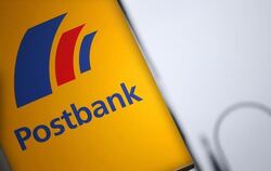 Erstmals führt die Postbank ein Online-Konto mit einer monatlichen Grundgebühr von 1,90 Euro ein. Foto: Oliver Berg/Archiv