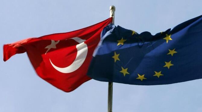 Die Beitrittsverhandlungen der EU mit der Türkei stocken - doch strebt Ankara nach Worten von EU-Botschafter Selim Yenel weit