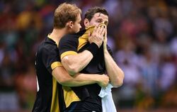 Entsetzen nach dem K.o.: Paul Drux (links) versucht, Martin Strobel zu trösten. FOTO: DPA