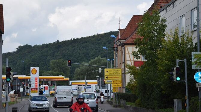 Eine der Problemzonen: Die Wannweiler Straße mit Blickrichtung zur Kreuzung. Ein Kreisverkehr könnte die Staus zu Stoßzeiten ver