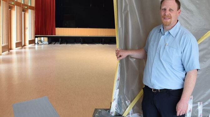 Den stellvertretenden Bauamtsleiter hält der neu eingebrachte Estrich im Foyer der Gomaringer Kulturhalle schon aus: Andreas Lin