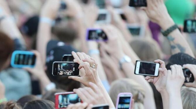 Braucht man einfach, ob zum Telefonieren oder Fotografieren: Fast jeder zehnte Deutsche meint, dass er ohne sein Smartphone n