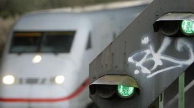 Gewerkschaften und Deutsche Bahn haben sich auf einen neuen Tarifvertrag geeinigt. FOTO: DPA
