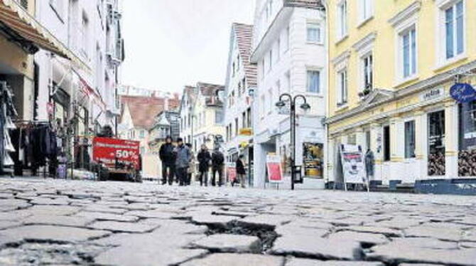 Höchste Zeit: In der Wilhelmstraße gibt es viel zu viele Stolperfallen, weil Schäden nur notdürftig repariert werden.  FOTO: TRI