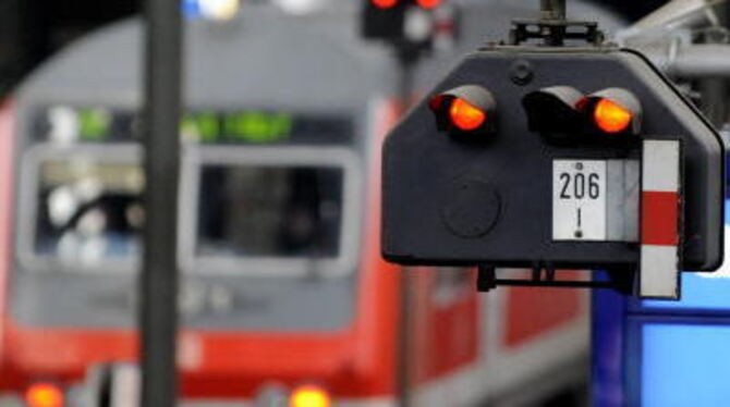 Warnstreik bei der Bahn: Reisende müssen heute mit  Zugausfällen und Verspätungen rechnen. FOTO: DPA