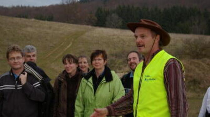 Fachkundige Landschaftsführer: Trüp-Guide Jürgen Roitzsch mit einer Gruppe auf dem ehemaligen Truppenübungsplatz. FOTO: PR